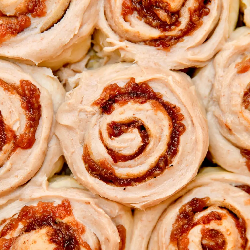 Apple Cinnamon Rolls with Spiced Apple Filling 5 Apple cinnamon rolls